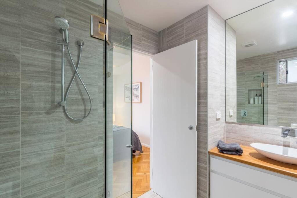 Coastal Nest - Stylish 1br Steps To Apartment Towradgi